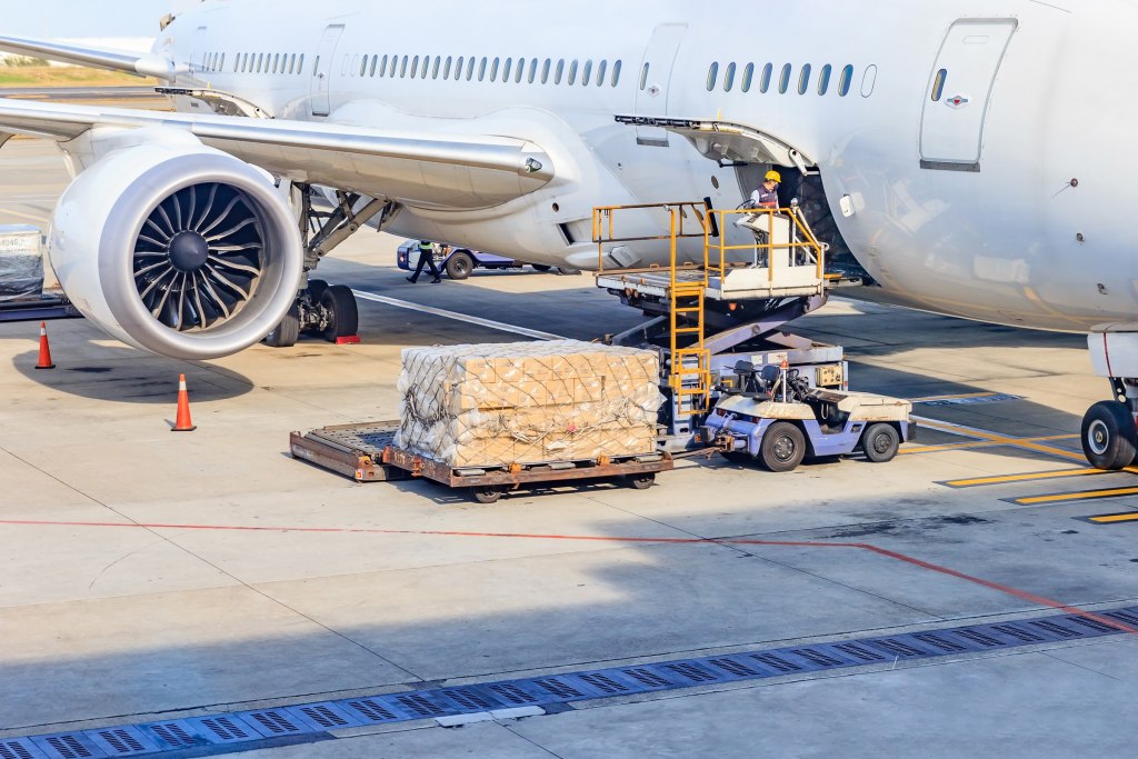Vận chuyển hàng hóa bằng đường hàng không